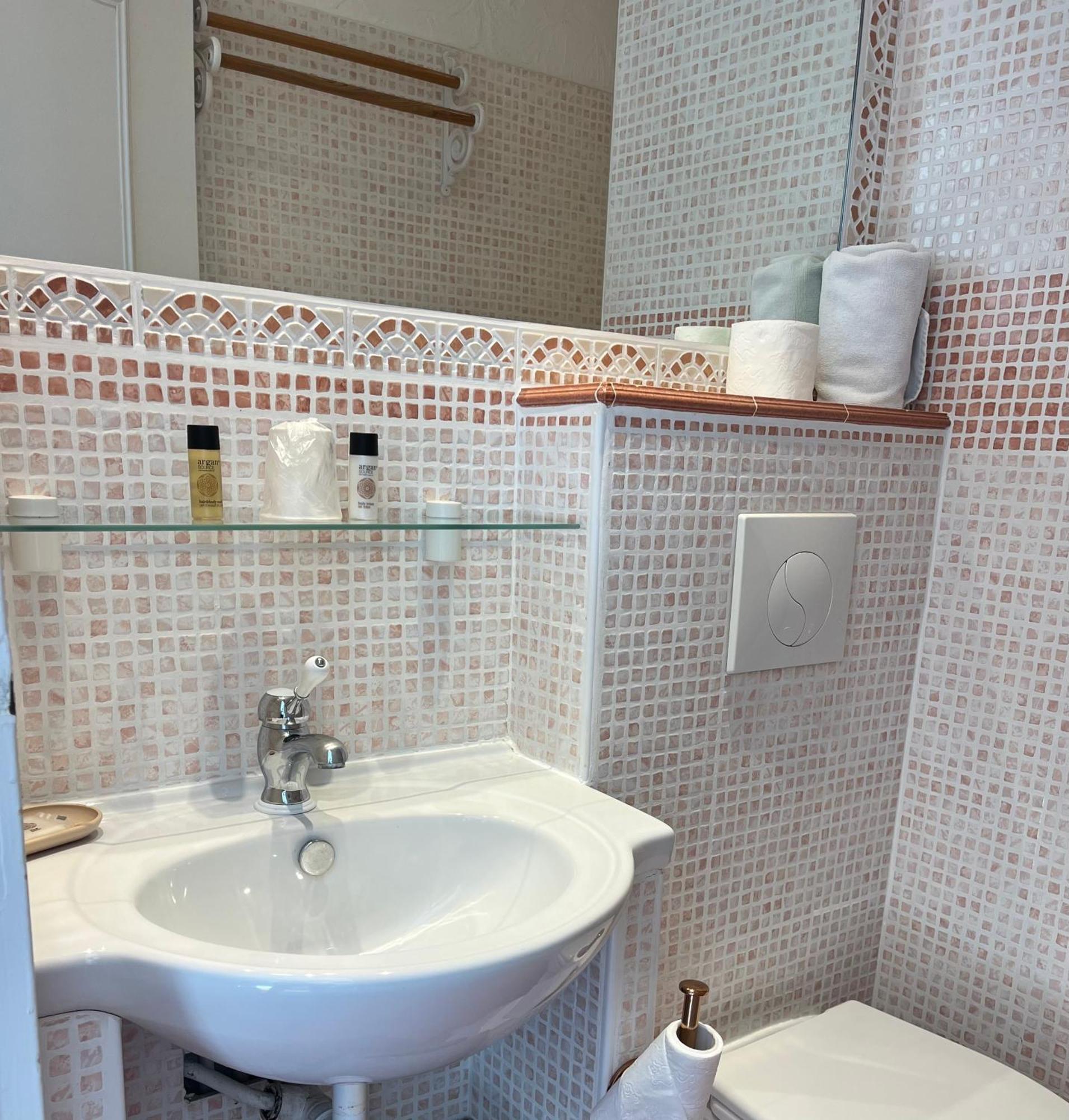 La Villa Roseraie , Hotel Familial Ouvert Toute L Annee Vence Exterior photo