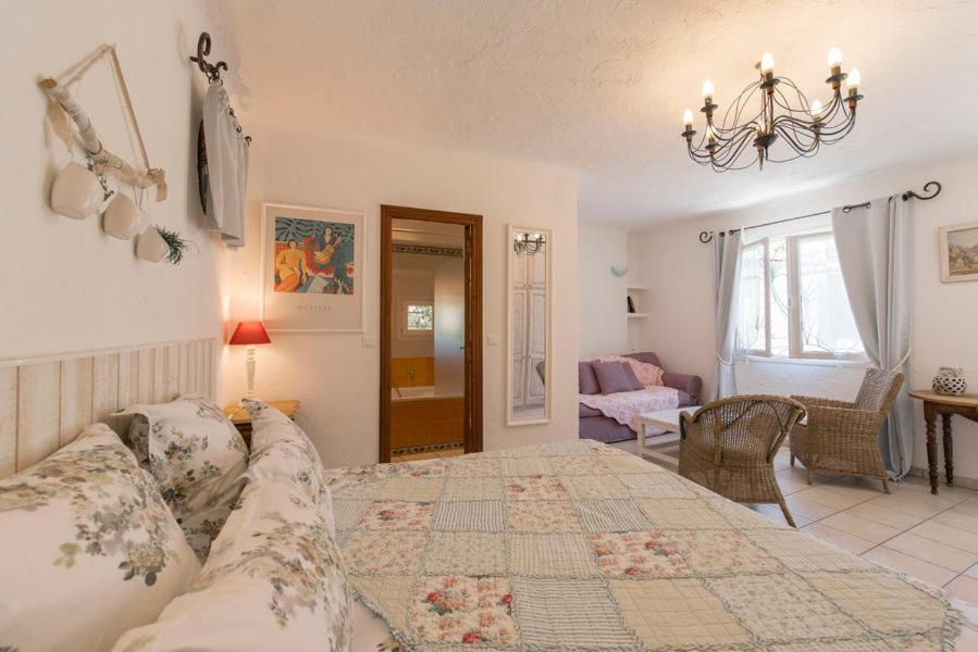 La Villa Roseraie , Hotel Familial Ouvert Toute L Annee Vence Exterior photo